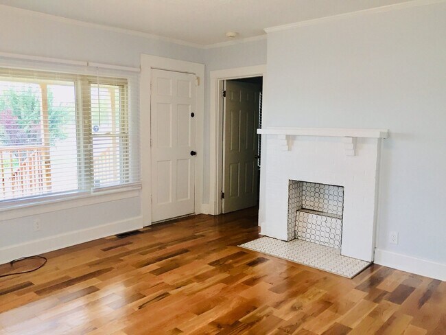 Building Photo - Don't Look Past this Home in Old Hickory!