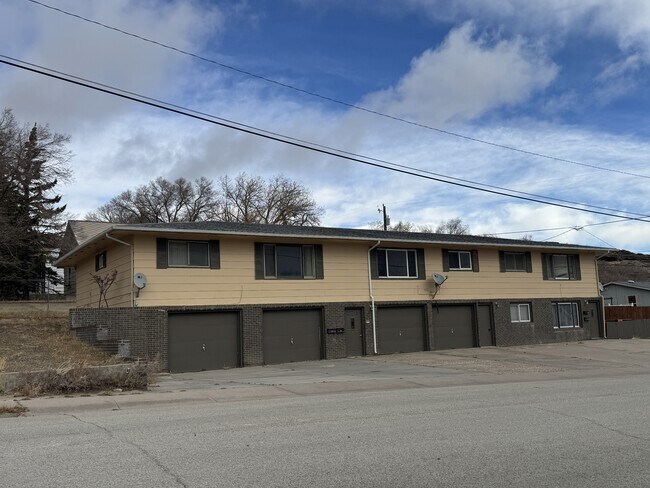 Building Photo - 917 Alder St