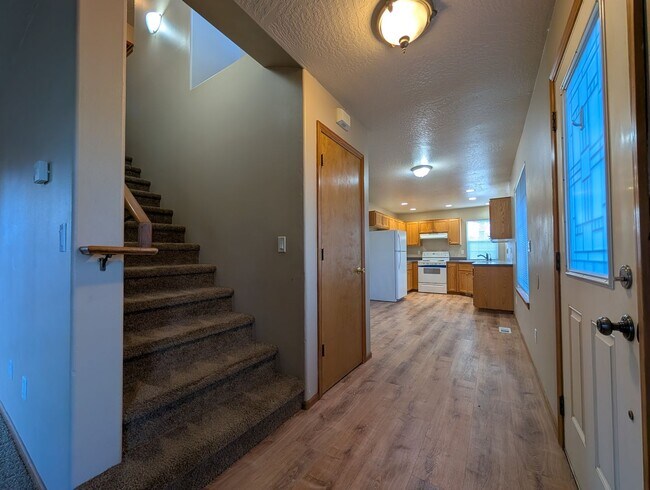 Foto del edificio - Spacious 3-Bedroom, 2-Bath Home In The River Road Area In Eugene!