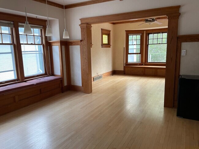 Foto del edificio - 2954 N Frederick Ave