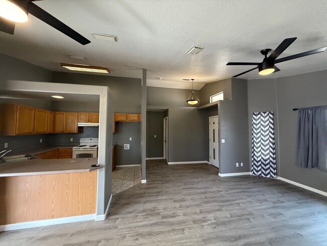 Building Photo - 3 Bedroom 2 Bathroom Home