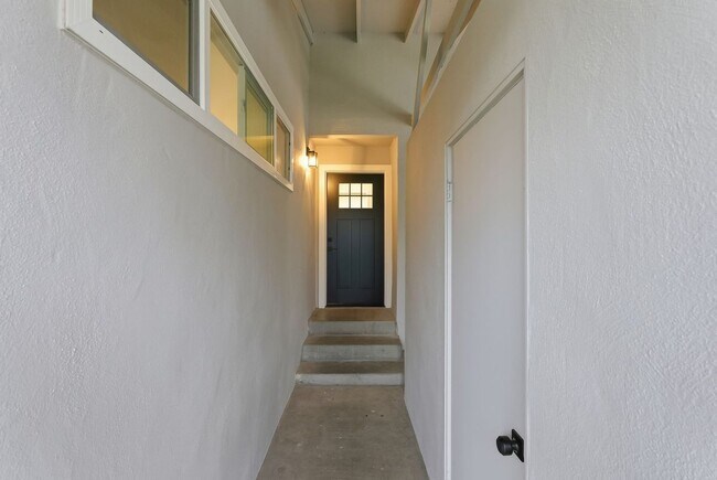 Foto del edificio - 446 Waddington Ave