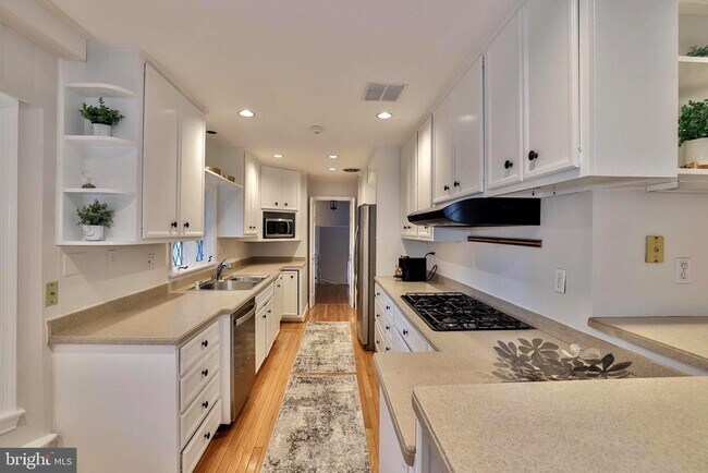Foto del edificio - 1221 Merchant Ln