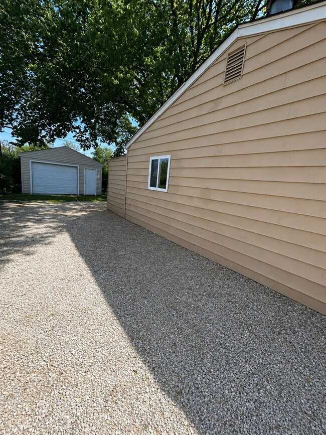 Foto del edificio - For Lease