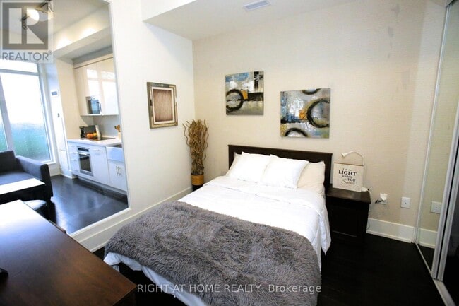 Photo du bâtiment - 330 Richmond St W