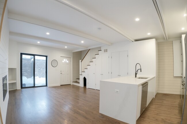 Sala de estar - 2026 N Cleveland Ave