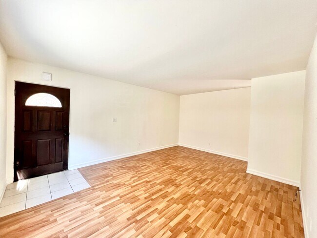 Foto del edificio - Beautiful 2B/1B Condo Blocks Away from the...