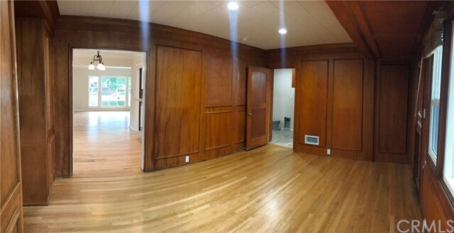 Building Photo - 111 Country Club Dr