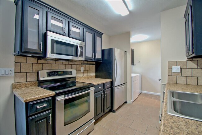 Building Photo - 1015 E Yager Ln