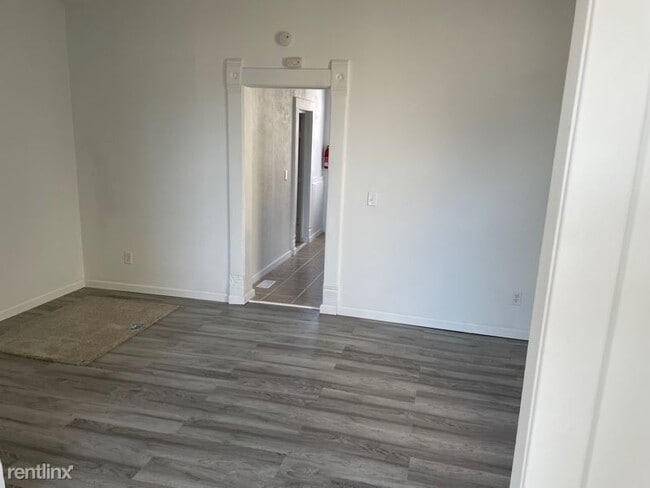 Building Photo - 2 br, 1 bath Townhome - 609 W 8th St