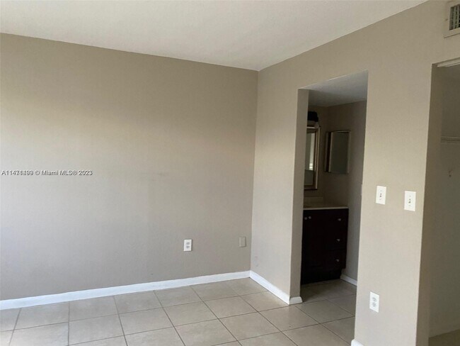 Building Photo - 9833 Nob Hill Ct