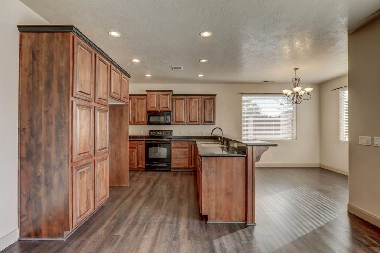 Foto principal - Beautifully Designed 5 Bedroom Home in Was...