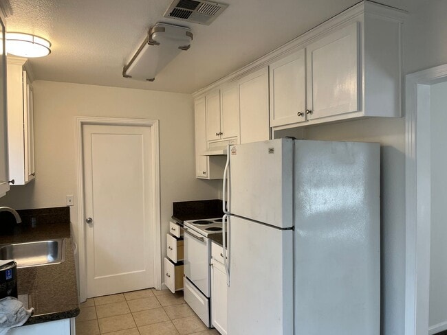 Building Photo - Cozy Duplex with Upgrades