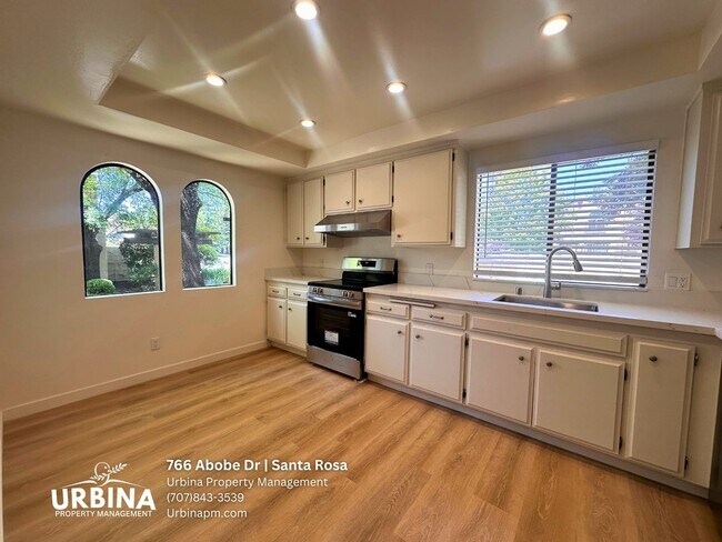 Foto del edificio - Newly Renovated 3 Bedroom Home with Community Pool and Two-Car Garage