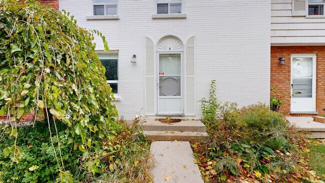 Photo du bâtiment - NEWLY RENOVATED AND SPACIOUS 3 BEDROOM TOW...