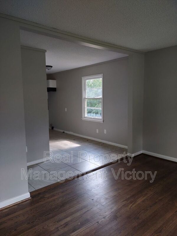 Building Photo - 922 Woodward Rd
