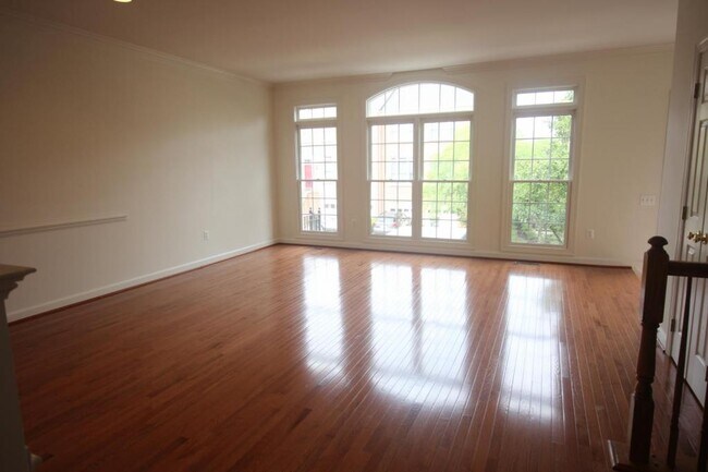 Foto del edificio - 4555 Fair Valley Dr