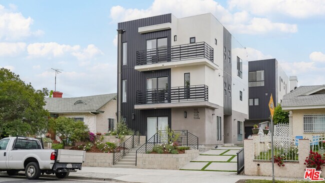 Building Photo - 532-534 N Wilton Pl