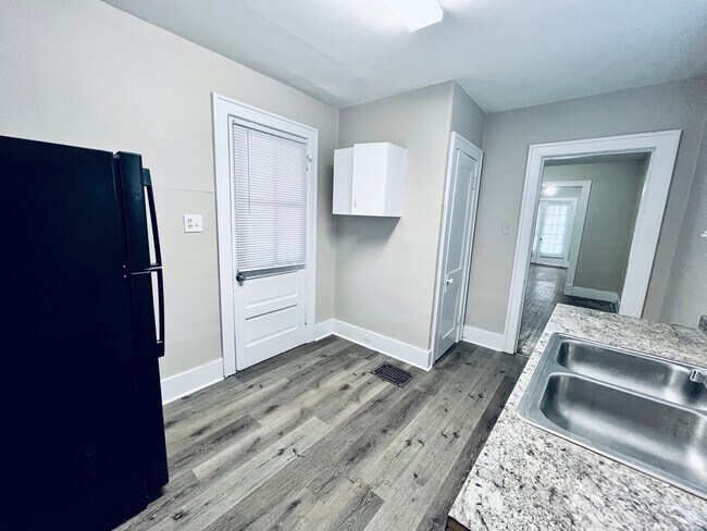 Foto del edificio - 1735 W Hill St