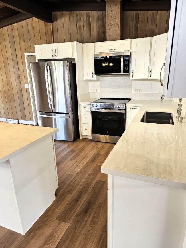 Foto del edificio - 4 bed, 2.5 bath single family house, Liliha neighborhood.