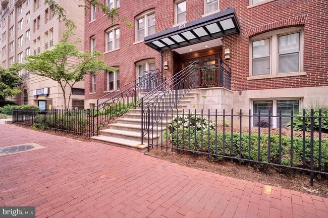 Building Photo - 1121 24th St NW