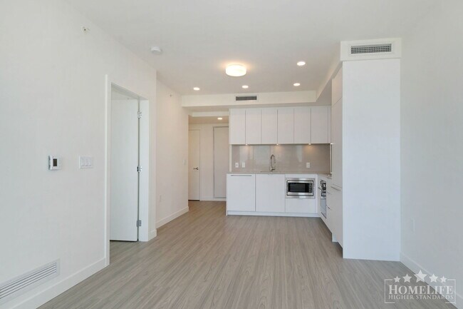 Building Photo - 1 Bed, 1 Bath Condo for rent in Surrey Central!