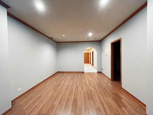 Building Photo - 5827 W Ainslie St