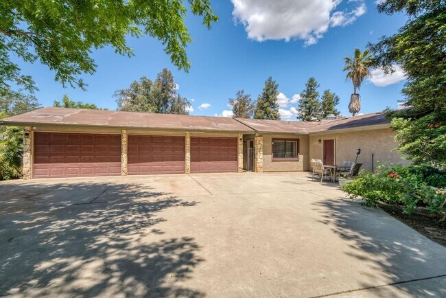 Foto del edificio - 4 br, 3 bath House - 11098 E Belmont Ave