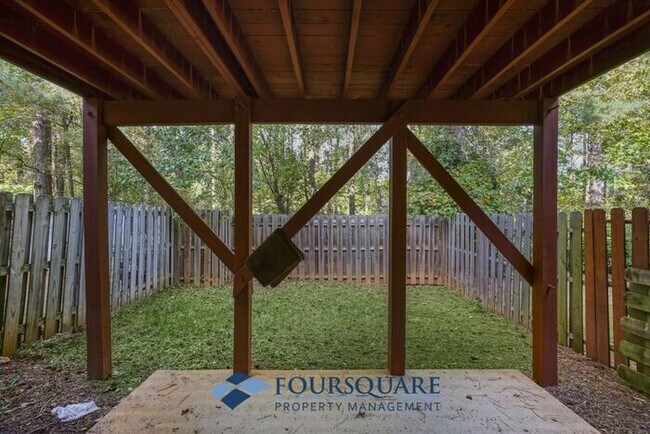 Foto del edificio - Lakefront Townhome with 1st Floor Bedroom, Fireplace & 2-Car Garage – In Raleigh