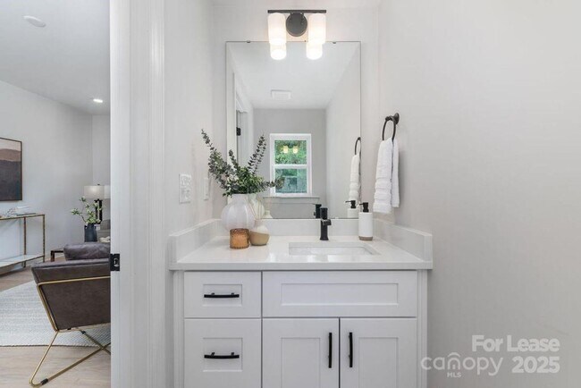 Foto del edificio - Brand New 3BR 3BA Home w/ Fenced Backyard • Quartz Island Kitchen in Charlotte