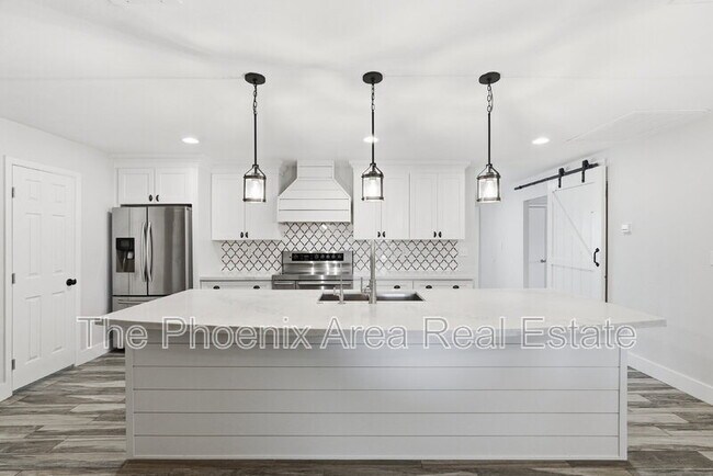 Building Photo - 447 E Carson Dr