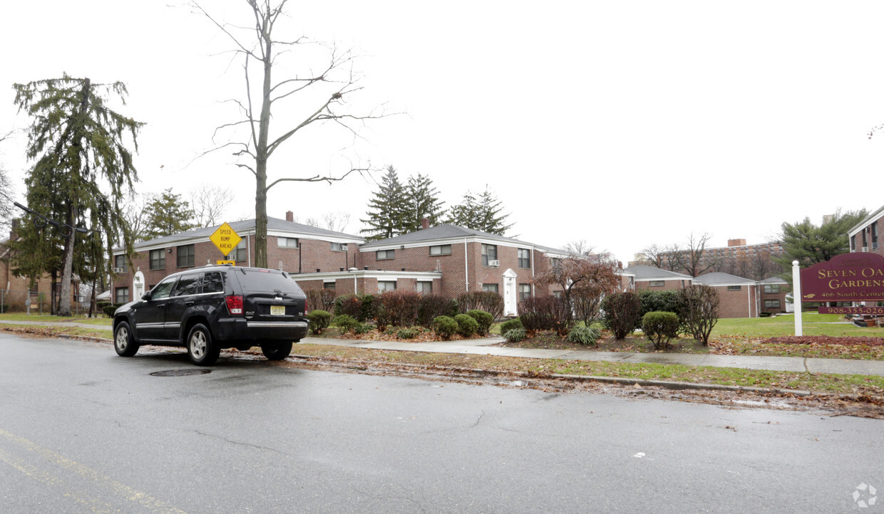 Building Photo - Seven Oaks Gardens Company Apts