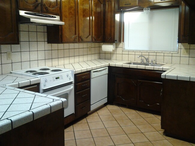 Building Photo - 2900 Salluce Dr