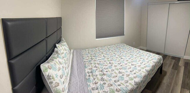 Foto del edificio - 4762 Voltaire St