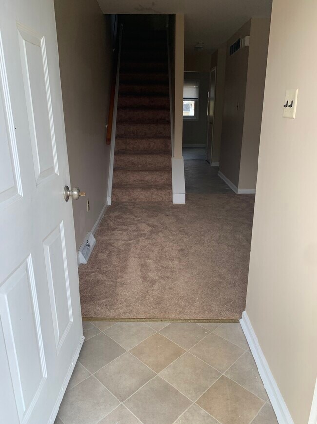 foyer/entry - 402 Gilpin Rd