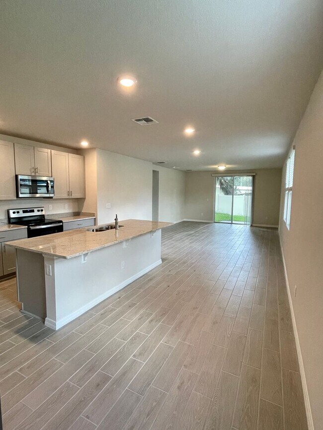 Building Photo - Available NOW! VERY well maintained 4/2 in...