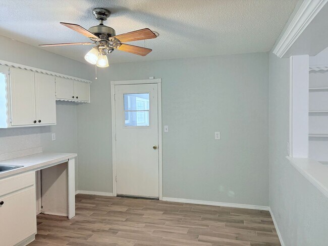 Building Photo - Remodeled 3 Bed, 2 Bath Home for Lease in ...