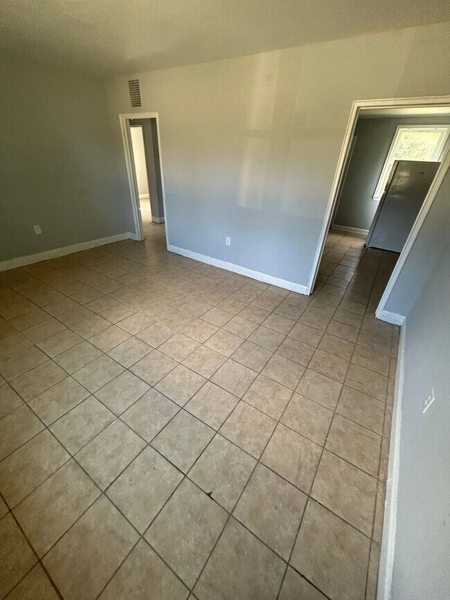 Building Photo - 636 A