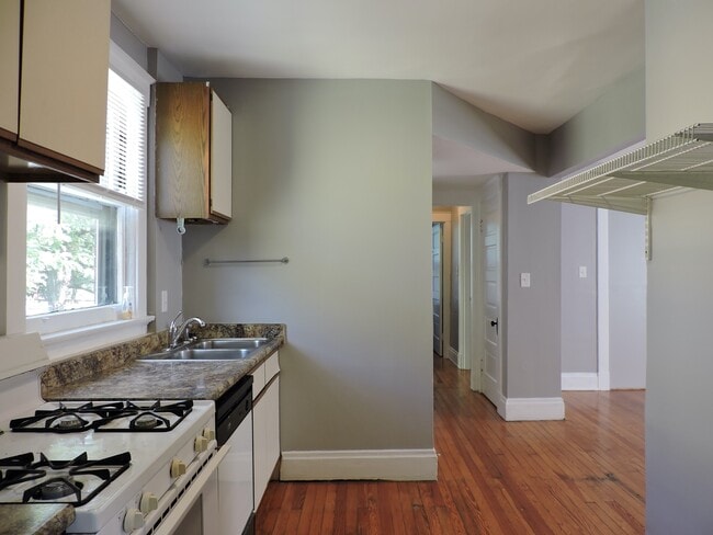 Building Photo - Emming Duplex
