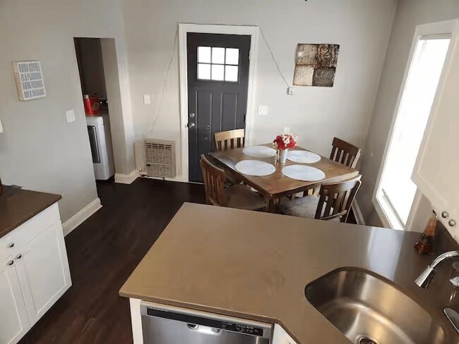 Building Photo - 661 Hevey St