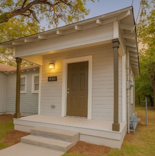 Building Photo - 930 Poinsettia St
