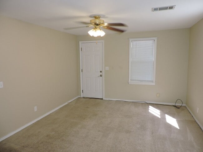 Building Photo - Cottage home on over an acre!