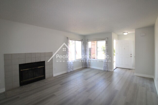 Foto del edificio - Spacious Updated 3bd/2ba Duplex with Garage