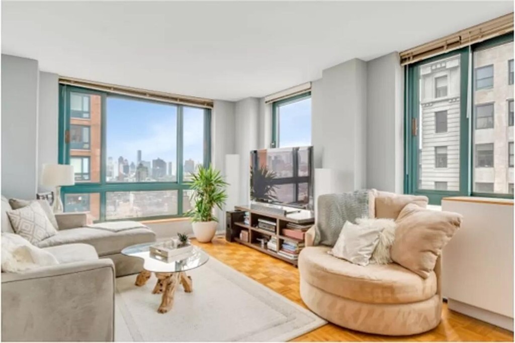 Foto principal - Ritz Carlton” of Apartment Living!