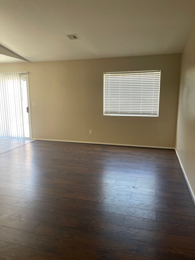 Foto del edificio - 3026 Honeysuckle Ave