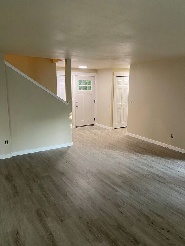 Foto del edificio - Olympia 3bdr 1.5 bath TOWNHOME 1 car garage 1 PET WELCOME