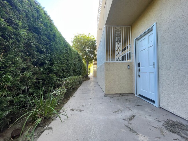 Building Photo - Spacious & Pet-Friendly 2-Bed Condo with P...