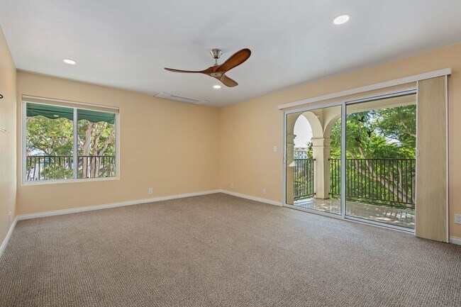 Building Photo - 450 Por La Mar Cir