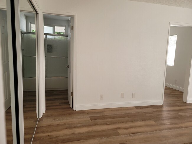 Foto del edificio - 1722 S Barrington Ave