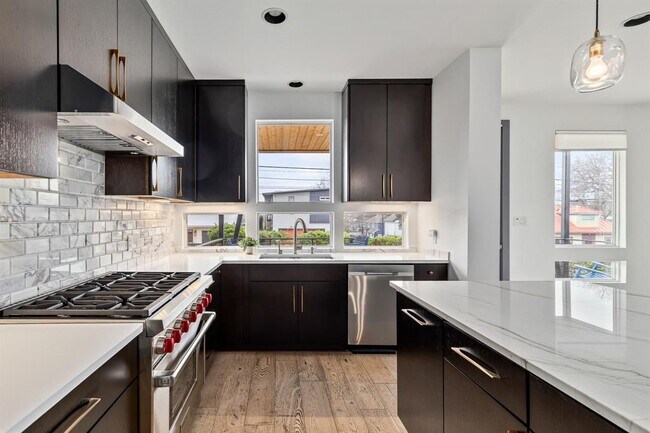Foto del edificio - 2400 E 8th St